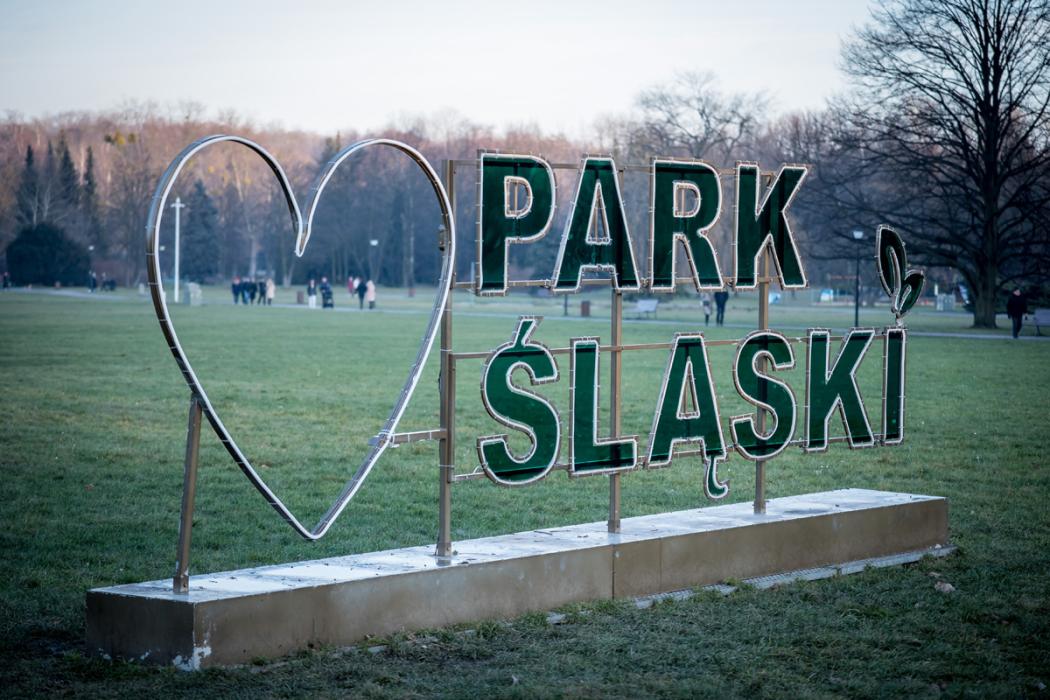 Widok na napis Park Śląski 