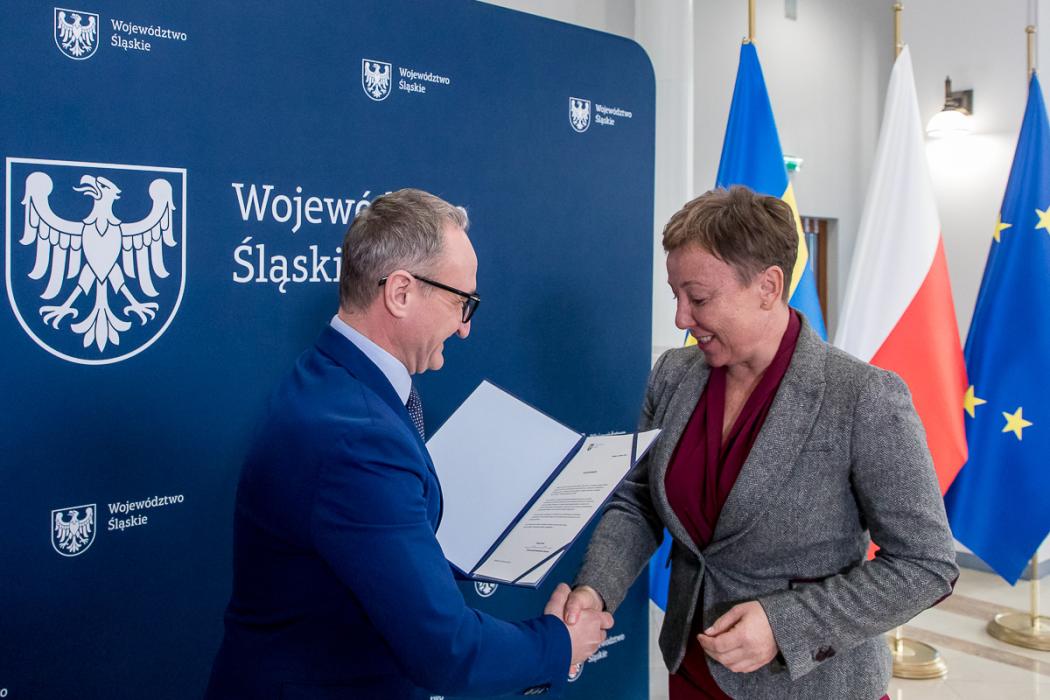 Przedstawiciele gmin odbierają listy z rąk wicemarszałka Grzegorza Boskiego. 