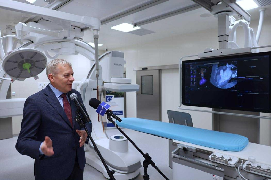 Konferencja prasowa w sali operacyjnej. 