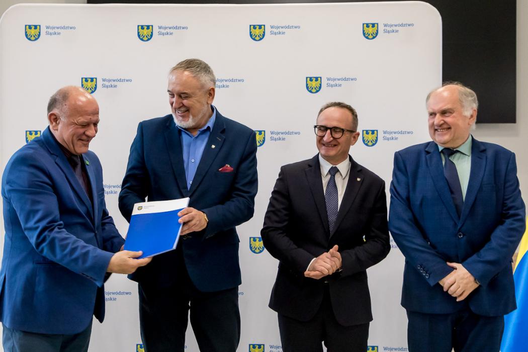 Beneficjenci odbierają umowy. 