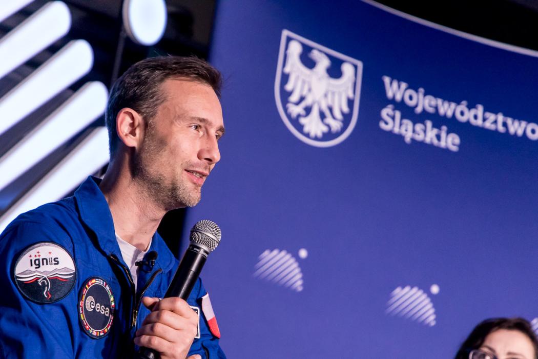 Sławosz Uznański-Wiśniewski zwiedza Planetarium w Chorzowie. 