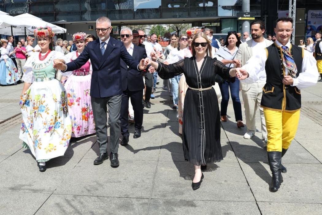 Tłum tańczy na runku. 