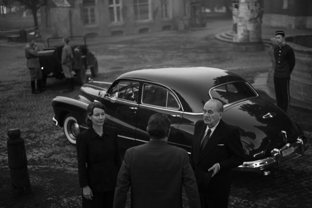 Kadr z filmu czarnobiałego. 
