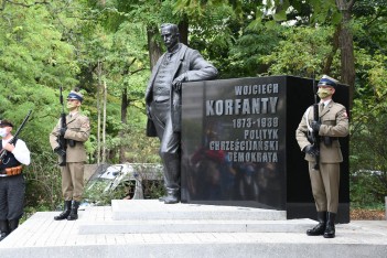 Złożenie wieńców przy pomniku Wojciecha Korfantego w Warszawie