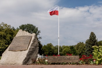 Obchody 100 rocznicy wybuchu II Powstania Śląskiego na Skwerze Stulecia Powstań Śląskich w Parku Śląskim