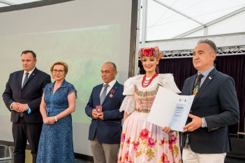 Wojewódzkie Obchody Światowego Dnia Turystyki. Wręczenie dyplomów podczas uroczystości w siedziba Zespołu Śląsk, Pałac w Koszęcinie.. 