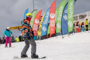 Snowboardzista na stoku (zdjęcie ilustracyjne) 