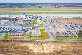 Trzeci hangar i kolej na lotnisko w Pyrzowicach