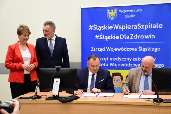  Podpisanie umowy w sprawie przekazania środków dla ŚCCS. fot. Patryk Pyrlik / UMWS 