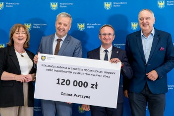  Wręczenie czeków dot. modernizacji dróg dojazdowych do gruntów rolnych. fot. Tomasz Żak / UMWS 