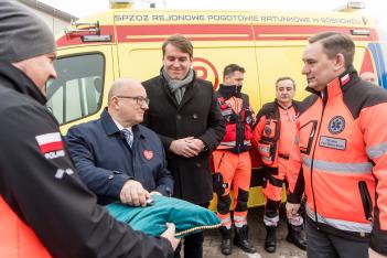  Przekazanie jaworznickiej stacji pogotowia ambulansu. fot. Tomasz Żak / UMWŚ 