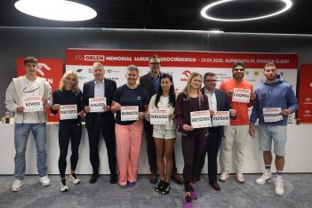 Uczestnicy konferencji prasowej siedzą przy stole. 