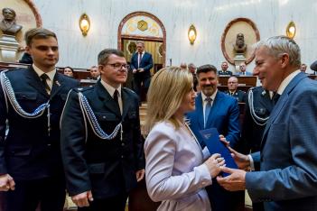 Przekazane umowy dla OSP w Sali Sejmu Śląskiego. 