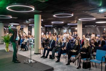 Uczestnicy kogresu na Stadionie Śląskim. 