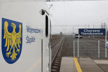 Pprzejazd składu Kolei Śląskich. 