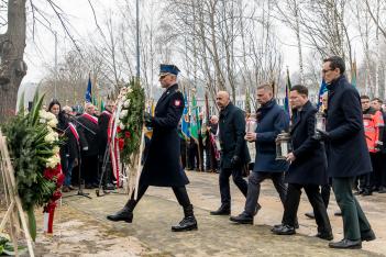 Uroczystość pod pomnikiem ofiar katastrofy budowlanej. 