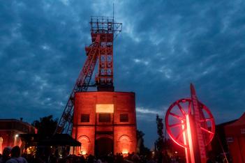 Szyb kopalniany w nocy. 