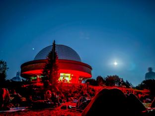 Noc Perseidów przed Planetarium Śląskim