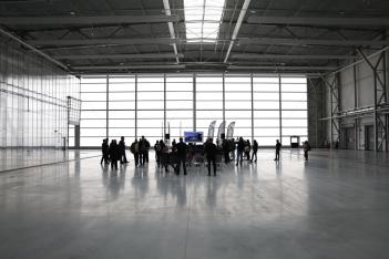 Uroczystość w hangarze H4 na lotnisku. 