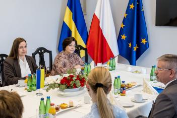 Spotkanie delegacji przy stole. 