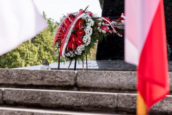 Wieńce u stóp Pomnika Żołnierza Polskiego. fot. Tomasz Żak / UMWS 