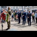 Złożenie wieńców przy obelisku poświęconemu dr. Andrzejowi Mielęckiemu w Katowicach. fot. Tomasz Żak / UMWS 