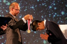  Zwycięzców dekorował medalami Jerzy Gorzelik 