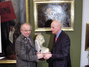  Podczas uroczystości Tadeusz Kijonka wręczył okolicznościowe medale oraz tytuły Przyjaciela Śląska. Na zdjęciu z Wojciechem Kilarem. 