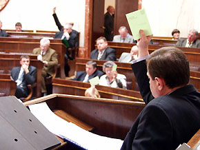  Marszałek Michał Czarski w czasie jednego z głosowań 