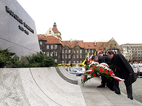  W hołdzie Wojciechowi Korfantemu pod pomnikiem na Placu Sejmu Śląskiego 