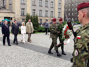  Kwiaty pod pomnikiem Wojciecha Korfantego skłądają: (od lewej) Marian Jarosz, Michał Czarski, Małgorzata Ochęduszko-Ludwik, Sergiusz Karpiński 