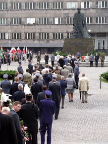  Centralne uroczystości na Placu Sejmu Śląskiego zakończyło złożenie wieńców i wiązanek pod pomnikiem Wojciecha Korfantego 