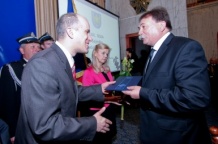  Podziękowania odbiera burmistrz Szczekocin Krzysztof Dobrzyniewicz 