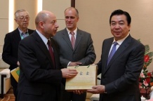  Z lewej Ambasador RP w ChRL, JE Tadeusz Chomicki 
