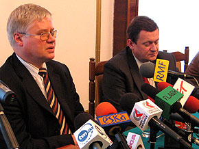  Wicepremier Jerzy Hausner i marszałek Michał Czarski podczas konferencji prasowej. 