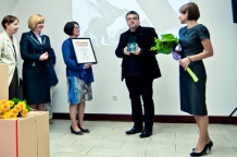  Leszek Jodliński i dr Joanna Knapik odbierają nagrodę dla Muzeum Śląskiego 