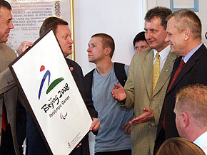  Prezes Henryk Pięta otrzymał plakat igrzysk olimpijskich Pekin 2008 
