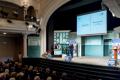 Uczestnicy gali w teatrze. 