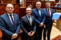 Przedstawiciele gmin odbierają umowy w Sali Sejmu Śląskiego. 