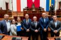 Przedstawiciele gmin odbierają umowy w Sali Sejmu Śląskiego. 