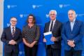 Przedstawiciele beneficjentów odbierają umowy. 