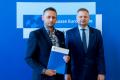 Listy gratulacyjne wręczył beneficjentom członek Zarządu Rafał Adamczyk. 