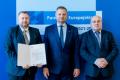 Listy gratulacyjne wręczył beneficjentom członek Zarządu Rafał Adamczyk. 