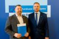 Listy gratulacyjne wręczył beneficjentom członek Zarządu Rafał Adamczyk. 