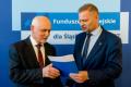 Listy gratulacyjne wręczył beneficjentom członek Zarządu Rafał Adamczyk. 