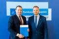 Listy gratulacyjne wręczył beneficjentom członek Zarządu Rafał Adamczyk. 
