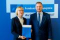 Listy gratulacyjne wręczył beneficjentom członek Zarządu Rafał Adamczyk. 
