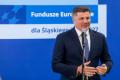 Osoby wręczające oraz beneficjenci odbierający listy gratulacyjne. 