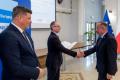 Osoby wręczające oraz beneficjenci odbierający listy gratulacyjne. 