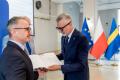 Osoby wręczające oraz beneficjenci odbierający listy gratulacyjne. 